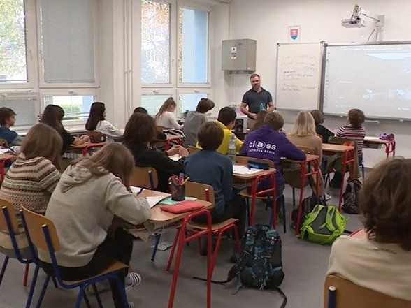 Na ilustračnej snímke prebiehajúca hodina v triede.