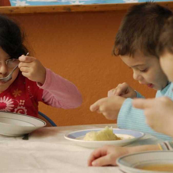 Počet detí s obezitou rastie alarmujúcim tempom. Situáciu by mohli zlepšiť zmeny v školských jedálňach