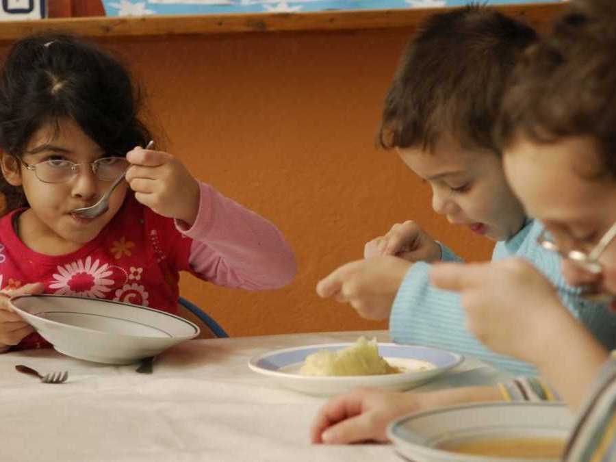 Počet detí s obezitou rastie alarmujúcim tempom. Situáciu by mohli zlepšiť zmeny v školských jedálňach