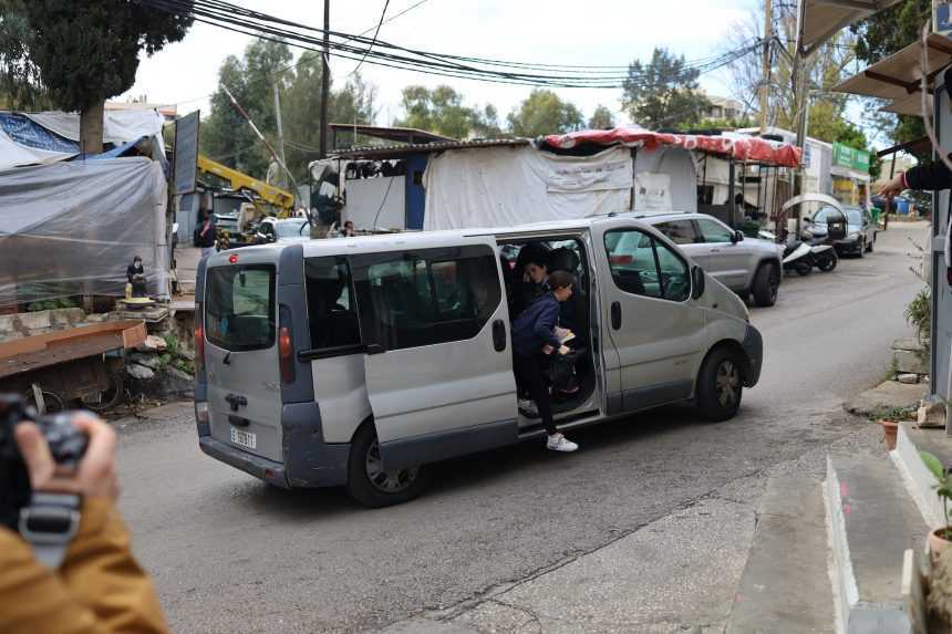 Školský autobus v tábore, na ktorý prispievajú Slováci.