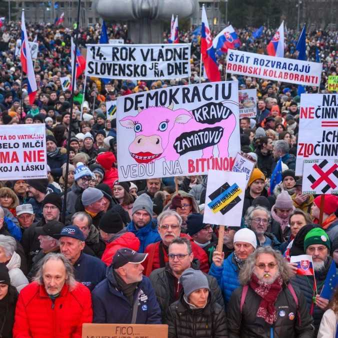 Protesty Slovensko je Európa: V Bratislave sa zišlo vyše 40-tisíc ľudí, demonštrácie sa konali aj v zahraničí