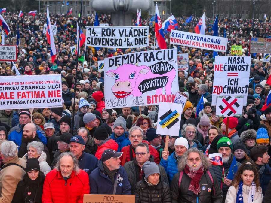 Protesty Slovensko je Európa: V Bratislave sa zišlo vyše 40-tisíc ľudí, demonštrácie sa konali aj v zahraničí