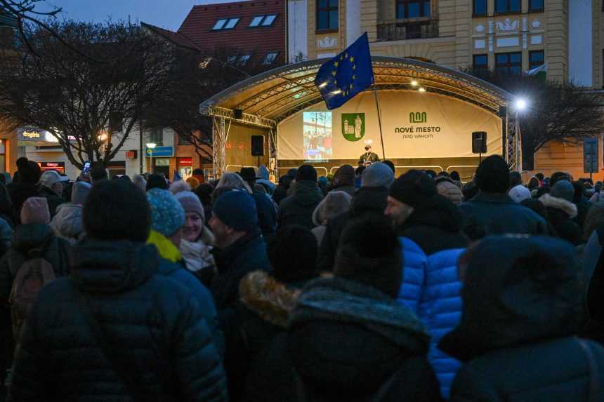 Protesty Slovensko je Európa: V Bratislave sa zišlo vyše 40-tisíc ľudí, demonštrácie sa konali aj v zahraničí