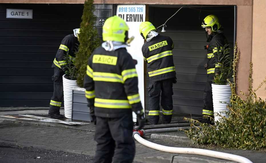 Hasičov sťahujú z nočných služieb, dôvodom je šetrenie. Opozícia sa obáva o bezpečnosť, šéf hasičov situáciu upokojuje