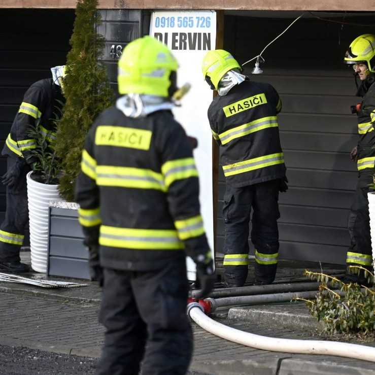 Hasičov sťahujú z nočných služieb, dôvodom je šetrenie. Opozícia sa obáva o bezpečnosť, šéf hasičov situáciu upokojuje