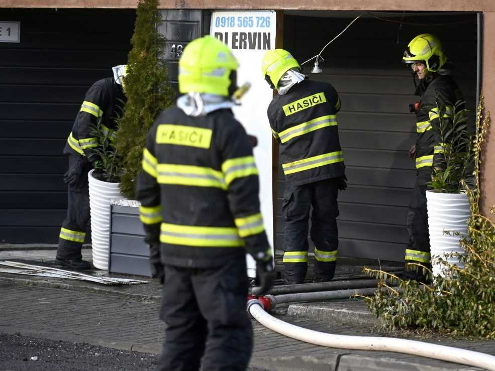 Hasičov sťahujú z nočných služieb, dôvodom je šetrenie. Opozícia sa obáva o bezpečnosť, šéf hasičov situáciu upokojuje