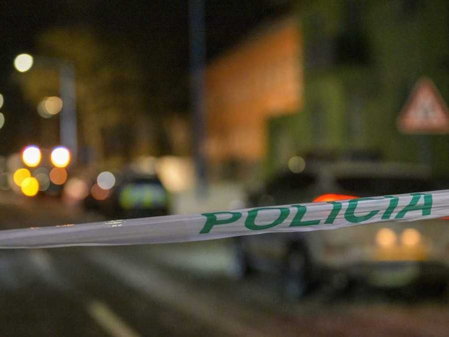 Na archívnej snímke policajná páska neďaleko budovy gymnázia po útoku nožom.