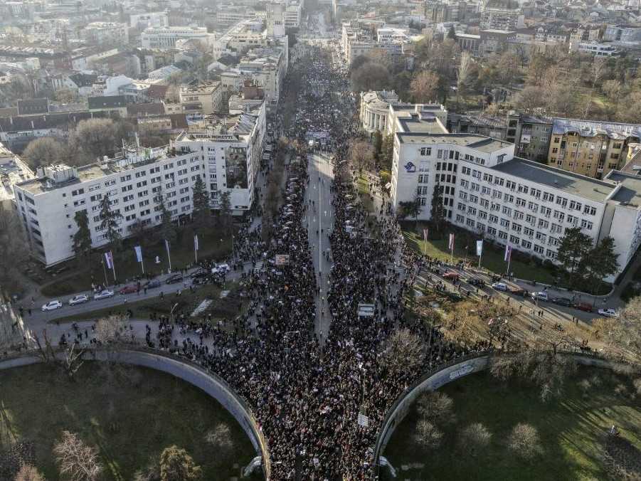 Na snímke ľudia blokujú most Varadin počas protestu v Srbsku.