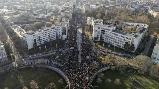 Na snímke ľudia blokujú most Varadin počas protestu v Srbsku.