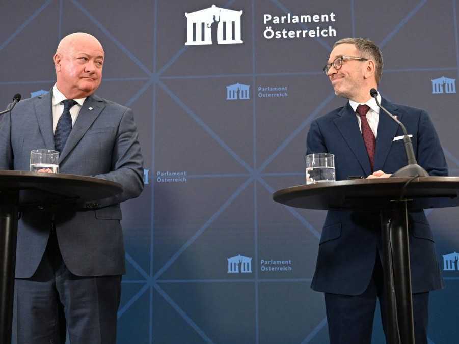 Zľava líder ÖVP Christian Stocker a šéf FPÖ Herbert Kickl.