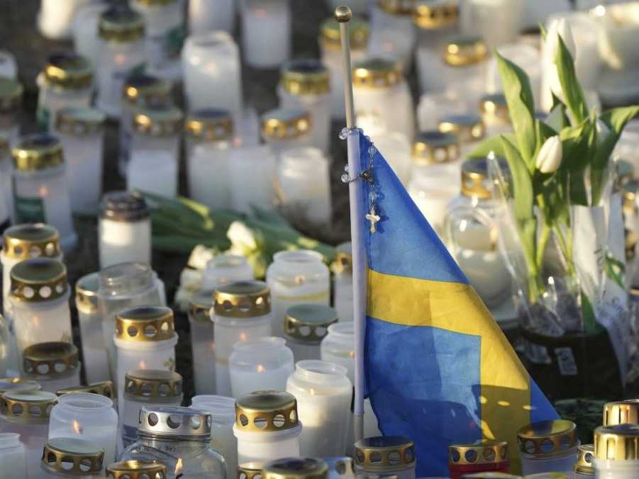 Sviečky na pietnom mieste obetiam streľby na škole vo Švédsku.