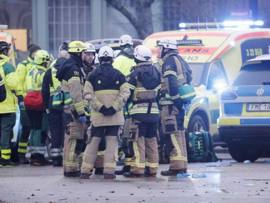 Bezpečnostné a záchranné zložky na mieste útoku v švédskom Örebre.