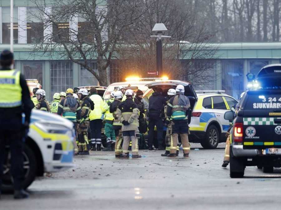Bezpečnostné a záchranné zložky na mieste útoku v švédskom Örebre.