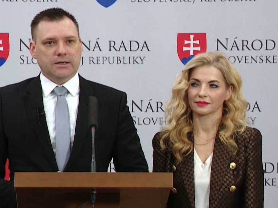 Minister životného prostredia T. Taraba a ministerka kultúry M. Šimkovičová (obaja nom. SNS).