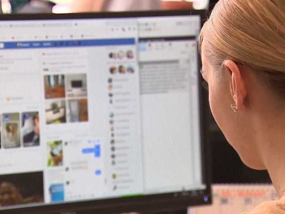 žena používa internet