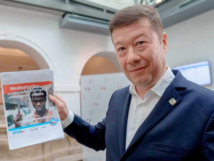 Na snímke Tomio Okamura s kontroverzným plagátom v rukách.