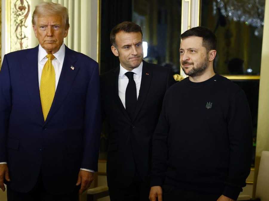 Donald Trump (vľavo) sa s Volodymyrom Zelenským stretol naposledy v Paríži, uprostred Emmanuel Macron.