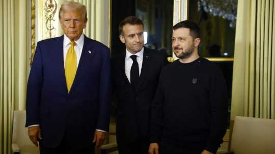 Donald Trump (vľavo) sa s Volodymyrom Zelenským stretol naposledy v Paríži, uprostred Emmanuel Macron.