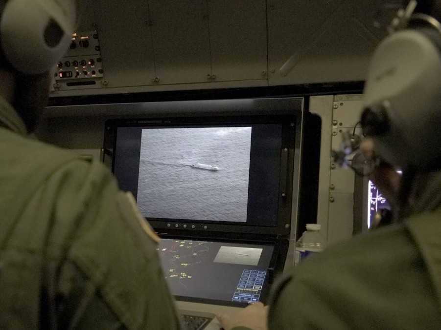 námorníci monitorujú podmorské dno