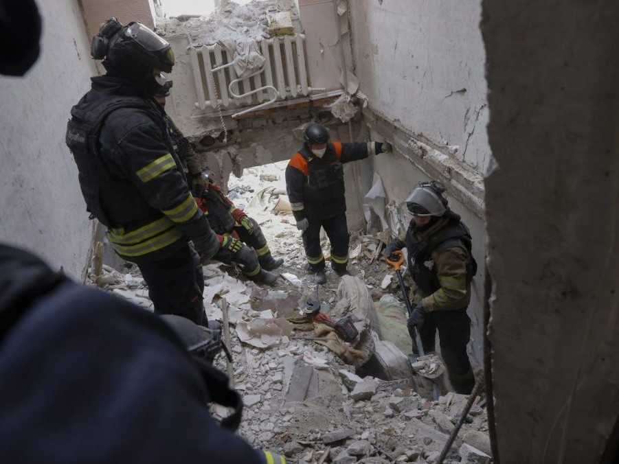 Záchranári vyťahujú z trosiek telá v jednej z bytoviek v Doneckej oblasti.