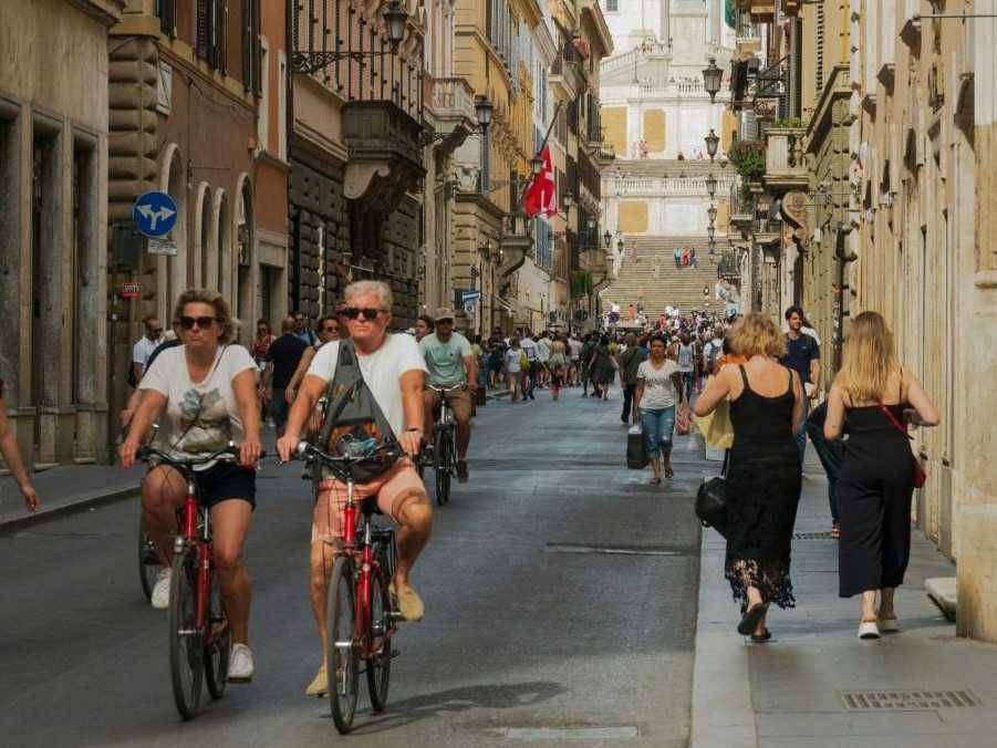 Ľudia v uliciach Ríma.