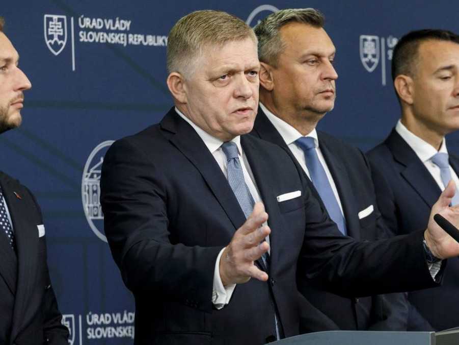 Na snímke zľava Matúš Šutaj Eštok, Robert Fico, Andrej Danko a Tomáš Drucker.