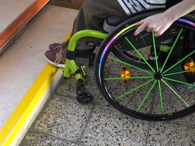 Na ilustračnej snímke vozíčkarka Monika pri schodoch.