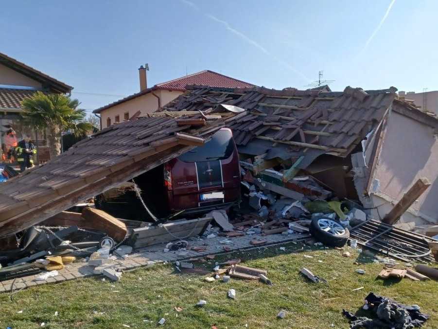 Garáž po výbuchu.