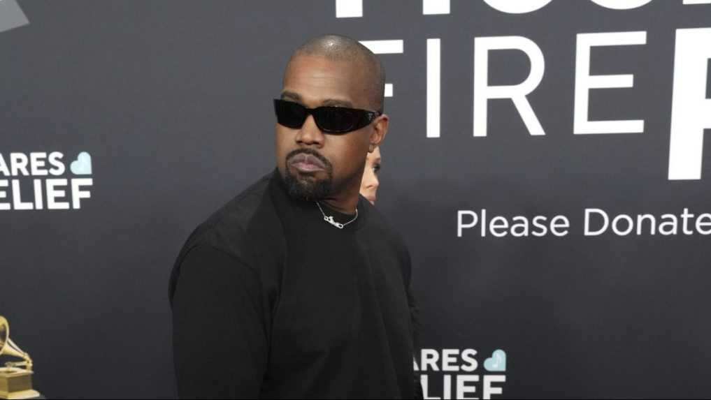 Americký raper Kanye West na svojom webe predáva tričká s hákovým krížom, chválil Hitlera a označil sa za nacistu