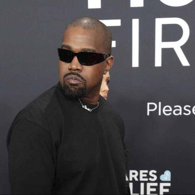 Americký raper Kanye West na svojom webe predáva tričká s hákovým krížom, chválil Hitlera a označil sa za nacistu