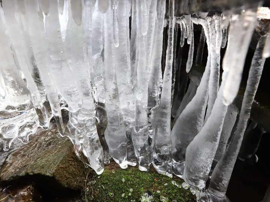Na snímke ľadové útvary na sezónnom potoku počas mrazivého dňa na sídlisku Sekier vo Zvolene v utorok 23. januára 2024.