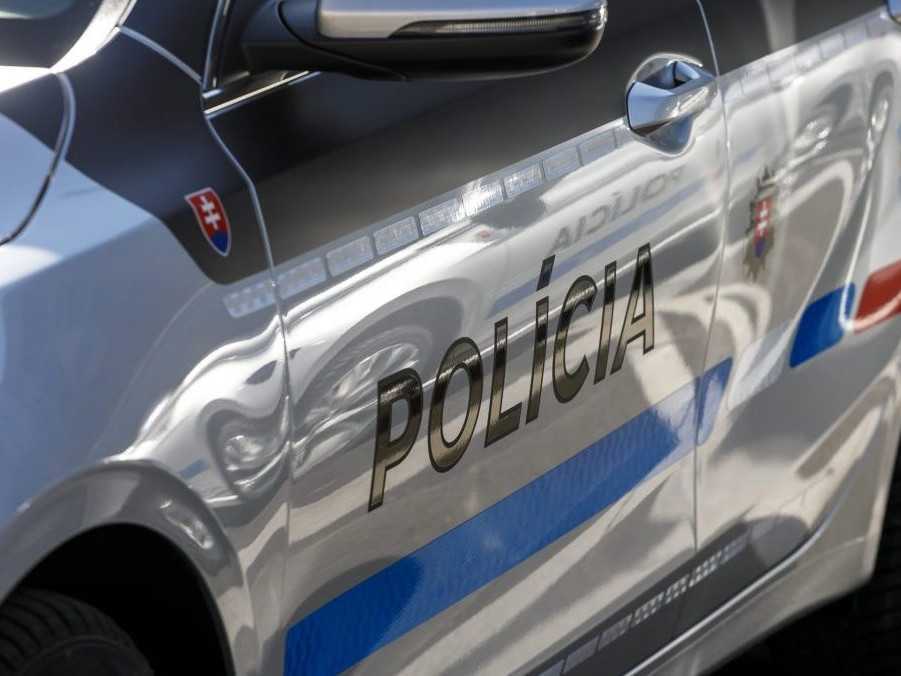 Policajné auto s novým dizajnom polepu.