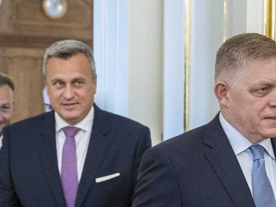 Na snímke Matúš Šutaj Eštok, Andrej Danko a Robert Fico.