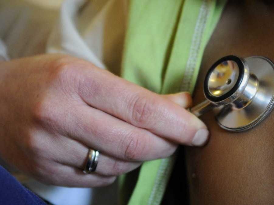 Lekárka vyšetruje detského pacienta.