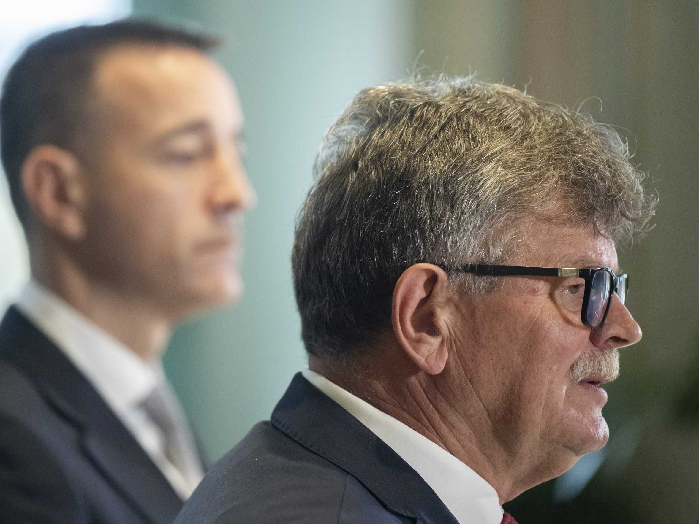 Minister školstva Tomáš Drucker a predseda Odborového zväzu pracovníkov školstva a vedy Pavel Ondek.