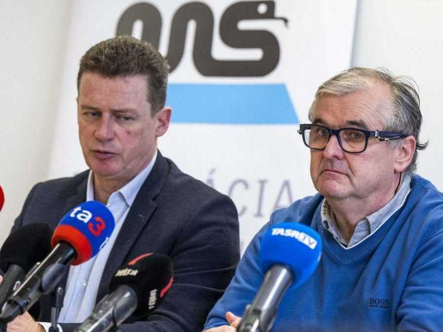 Na snímke zľava prvý viceprezident Asociácie nemocníc Slovenska (ANS) Igor Pramuk a prezident ANS Marián Petko.