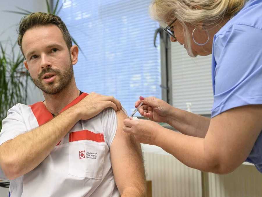 Lekár Peter Sabaka sa dáva očkovať proti chrípke.