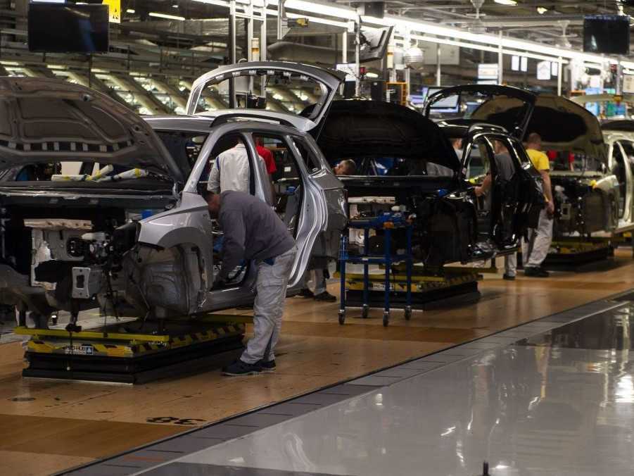 Montáž a výroba áut.