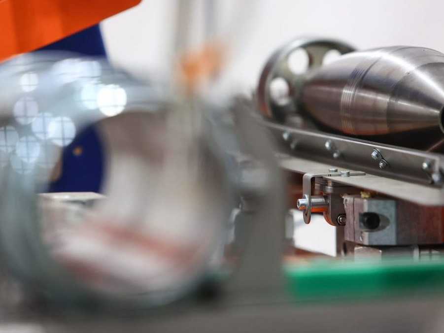 Výroba munície vo Vojenskom opravárenskom podniku v Novákoch.