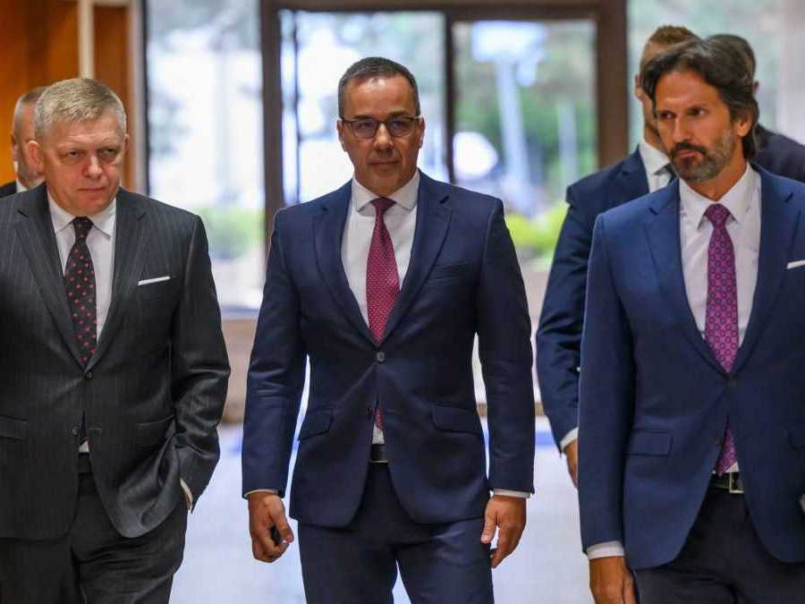 Zľava predseda vlády SR Robert Fico (Smer-SD), minister práce, sociálnych vecí a rodiny SR Erik Tomáš (Hlas-SD) a vicepremiér a minister obrany SR Robert Kaliňák (Smer-SD).