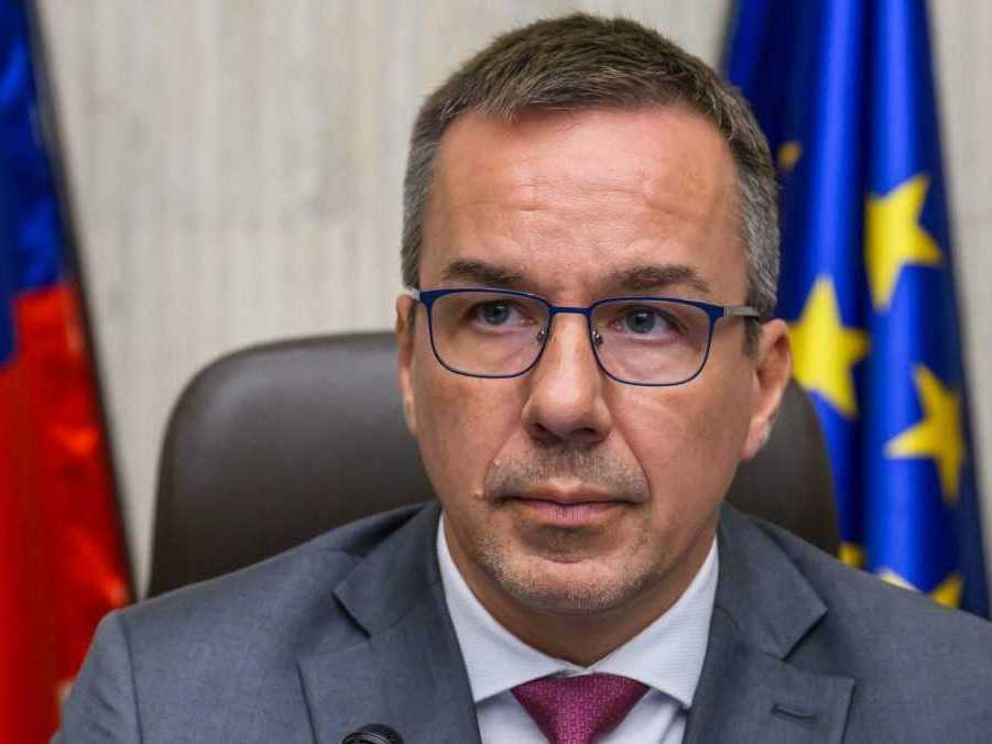 Minister práce Erik Tomáš.