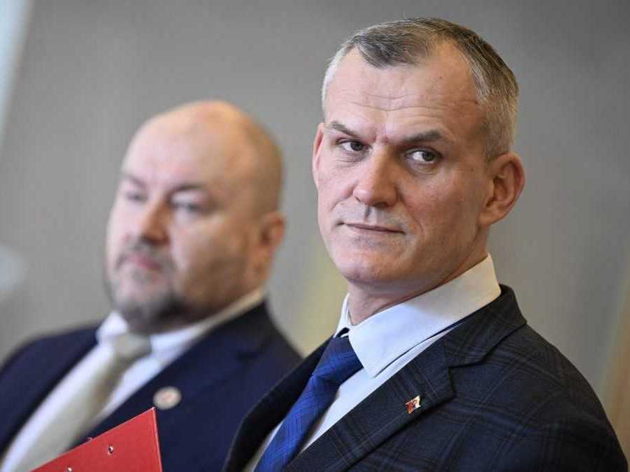 Poslanec Roman Malatinec (vpravo) a poslanec Rudolf Huliak (vľavo).