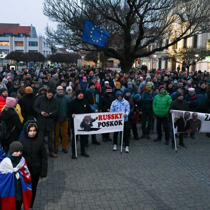 Protest v Novom Meste nad Váhom si vzali na mušku dezinformátori. Ako je to v skutočnosti s americkým vplyvom?