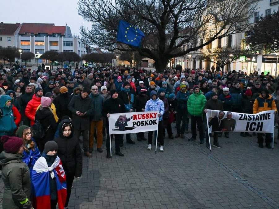 Protest v Novom Meste nad Váhom si vzali na mušku dezinformátori. Ako je to v skutočnosti s americkým vplyvom?