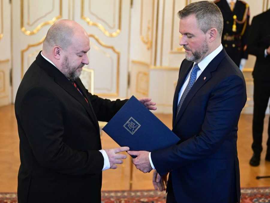 Zľava minister cestovného ruchu a športu Rudolf Huliak a prezident Peter Pellegrini.