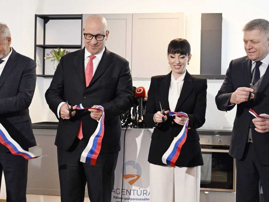 J. Ráž a R. Fico pri odovzdávaní bytov na Ivanskej ceste v Bratislave.