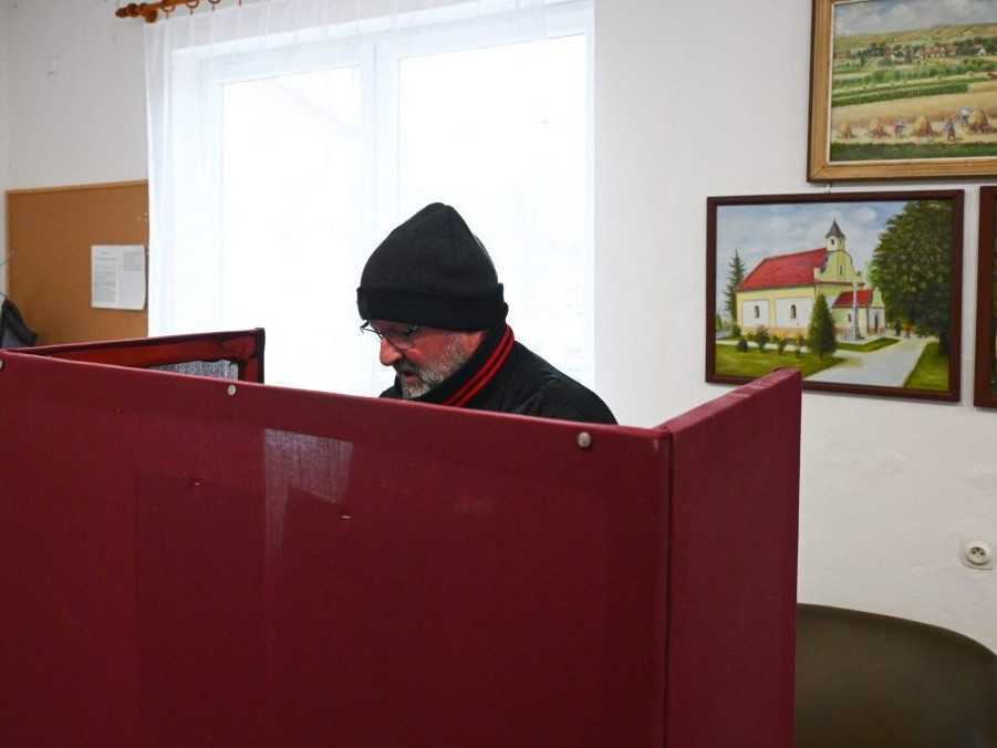 Volič vo volebnej miestnosti na obecnom úrade v obci Prietržka.