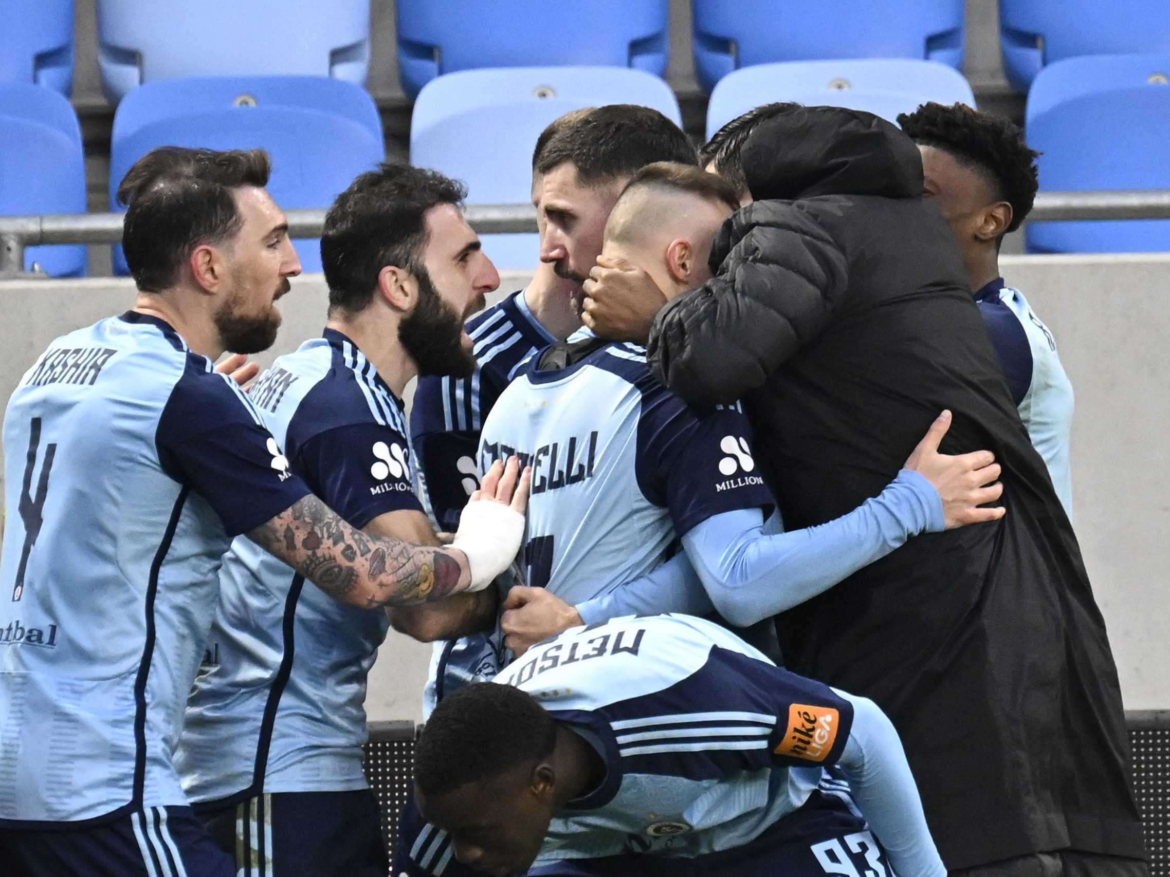 Radosť hráčov Slovana po strelení gólu.