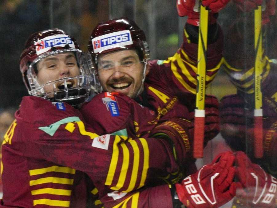 Sprava hokejisti Trenčína Tomáš Záborský a Brett Stapley sa tešia po strelení gólu.