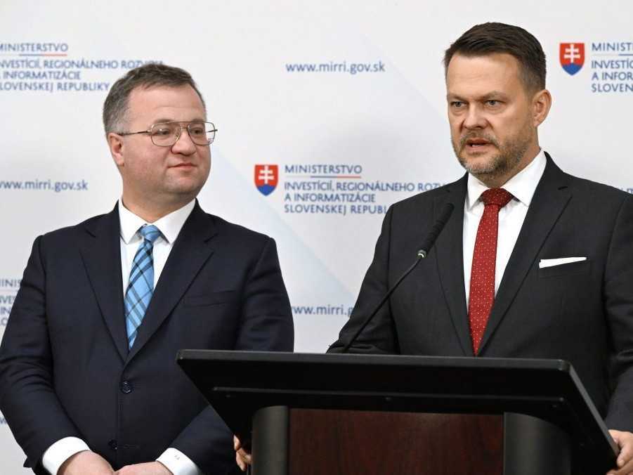 Novovymenovaný minister investícií, regionálneho rozvoja a informatizácie SR Samuel Migaľ a nezaradený poslanec NRSR Radomír Šalitroš.